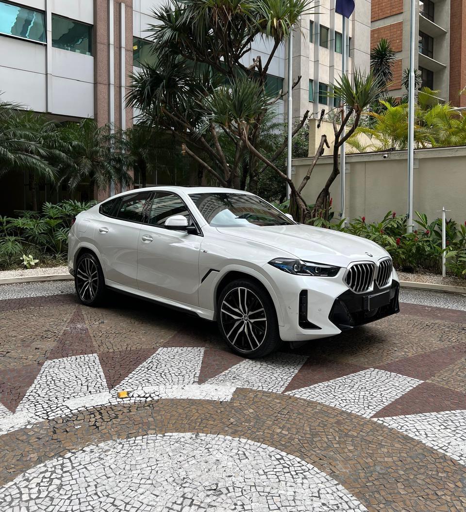 BMW X6 Drive 40i MSport 2025 em destaque