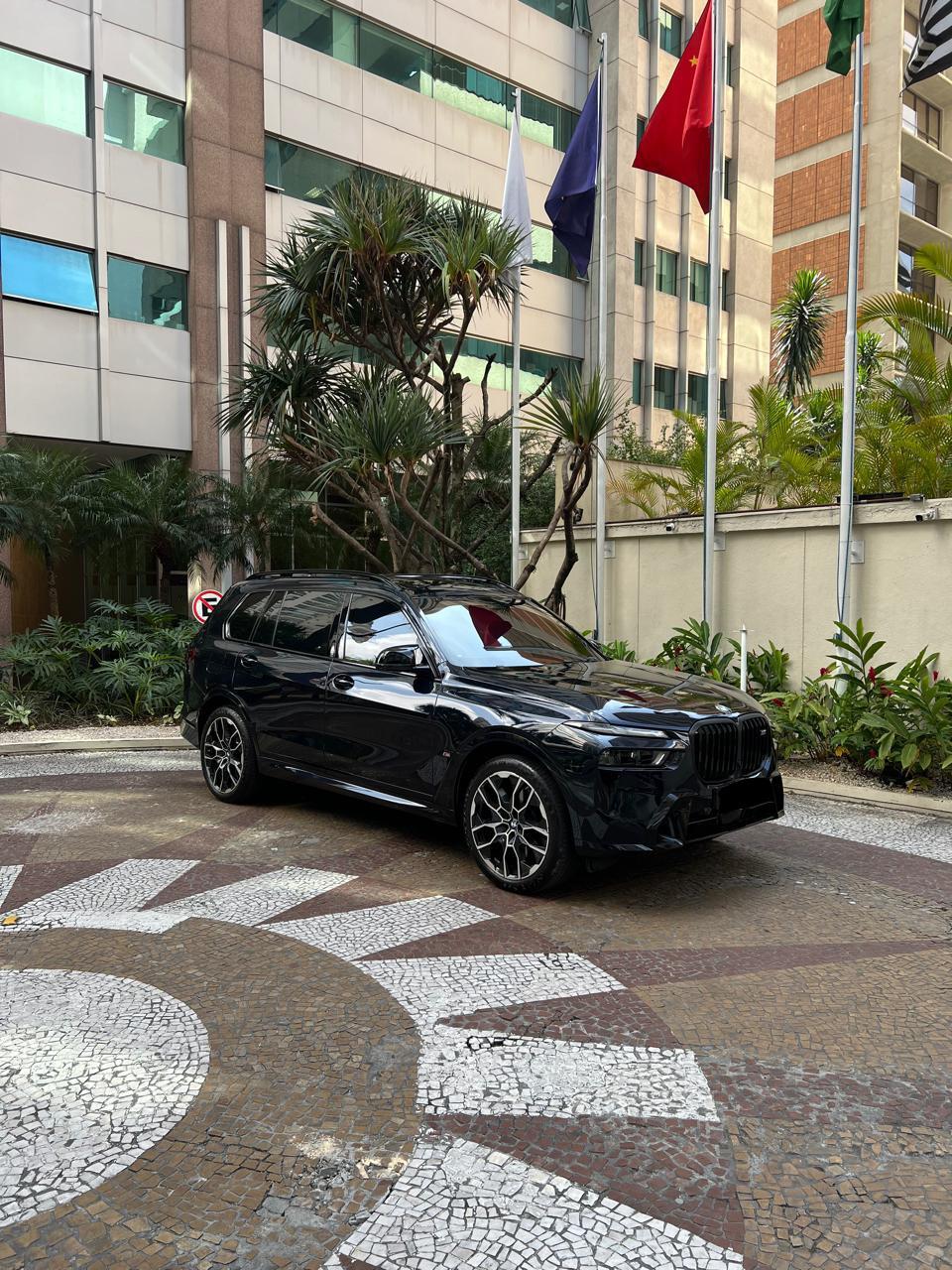 BMW X7 M60i 2024 em destaque