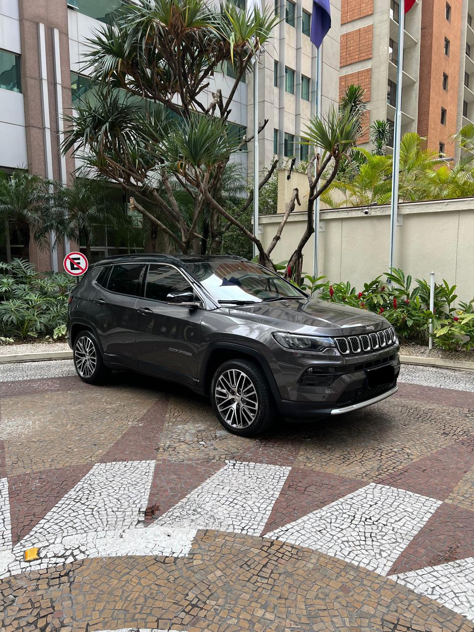 Jeep Compass Limited T270 Flex 2023 em destaque