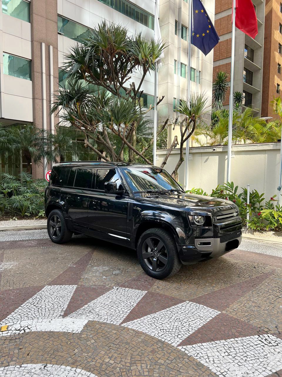 Land Rover Defender 110 X-Dynamic S D300 MHEV AWD 2023 em destaque