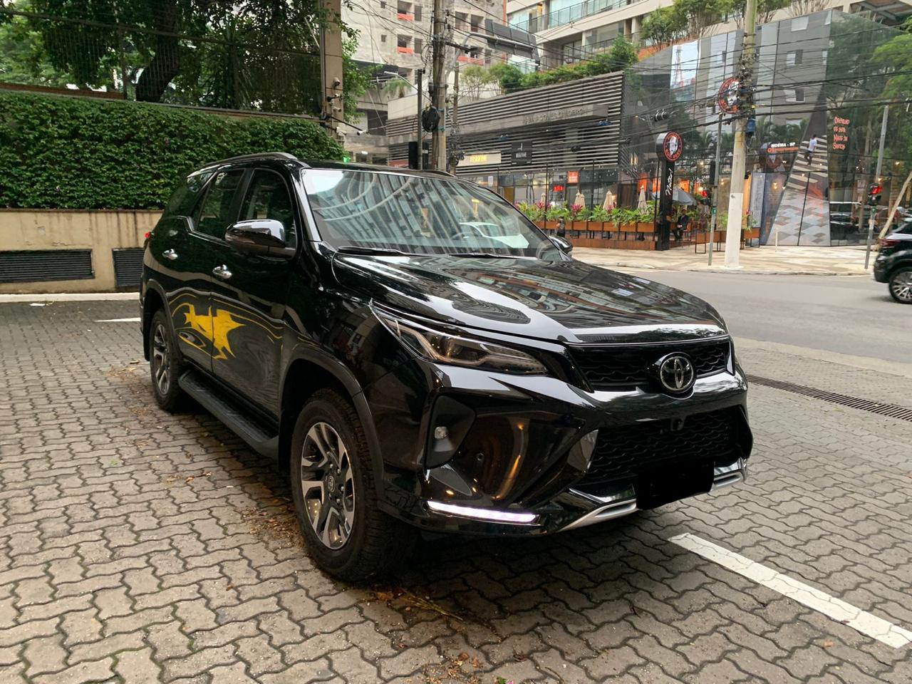 Hilux SW4 SRX Platinum 2.8D 2026 em destaque