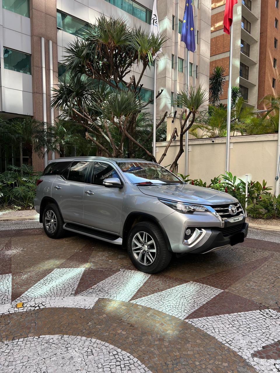 Hilux SW4 SRX 4.0 V6 2016 em destaque