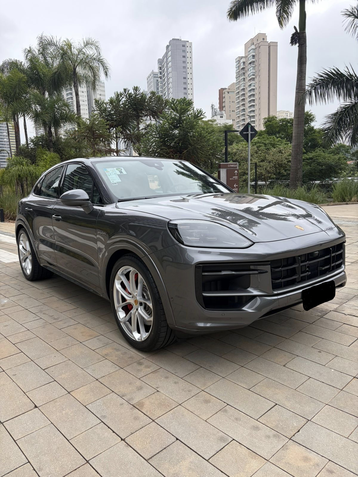 Porsche Cayenne S E-Hybrid Coupé 2025 em destaque