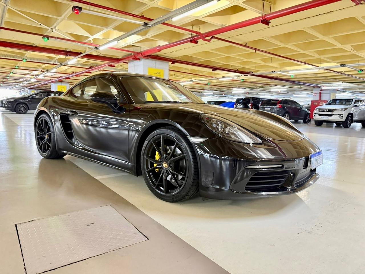 Porsche Cayman 2020 em destaque