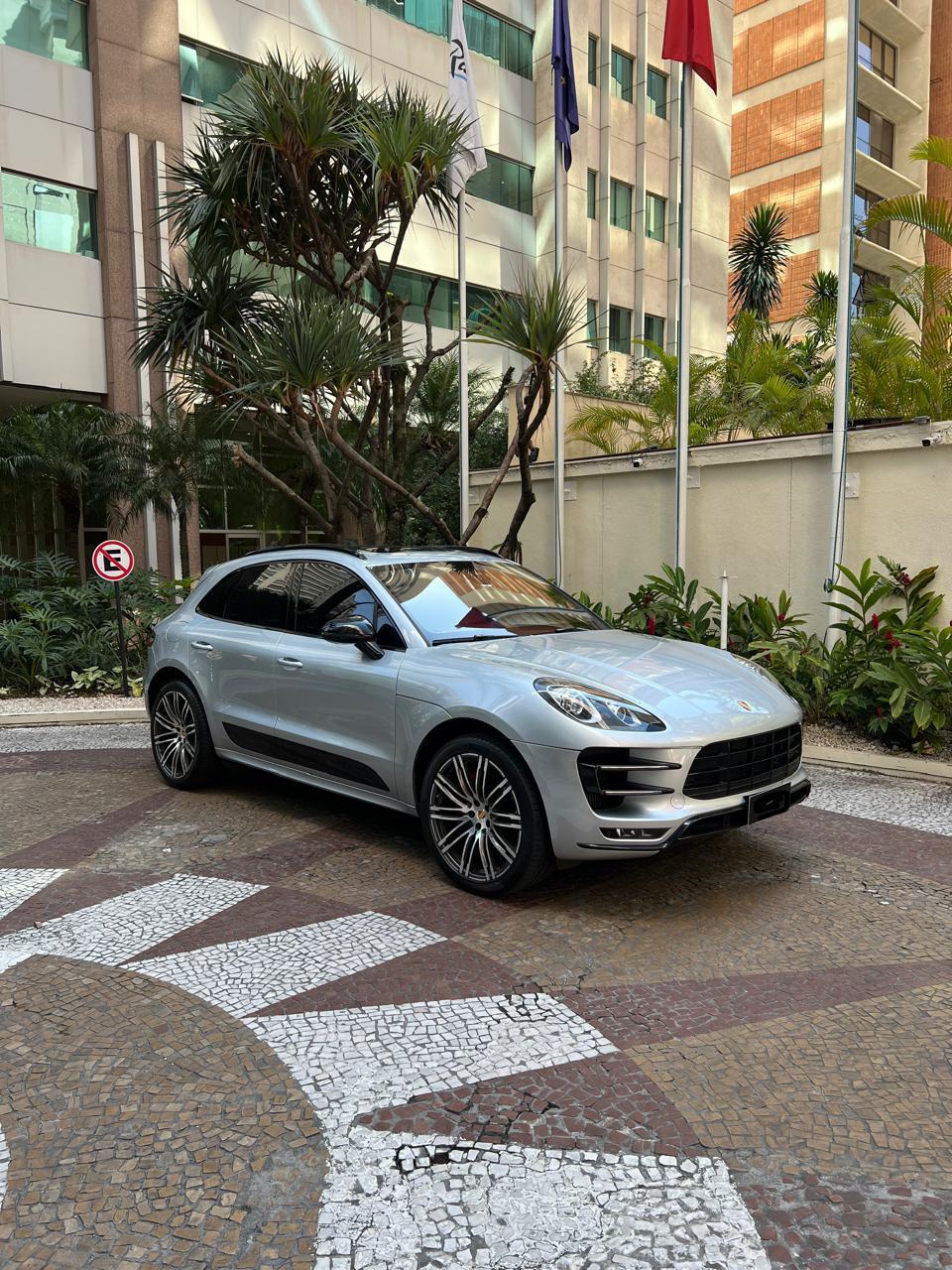 Porsche Macan Turbo 2017 em destaque