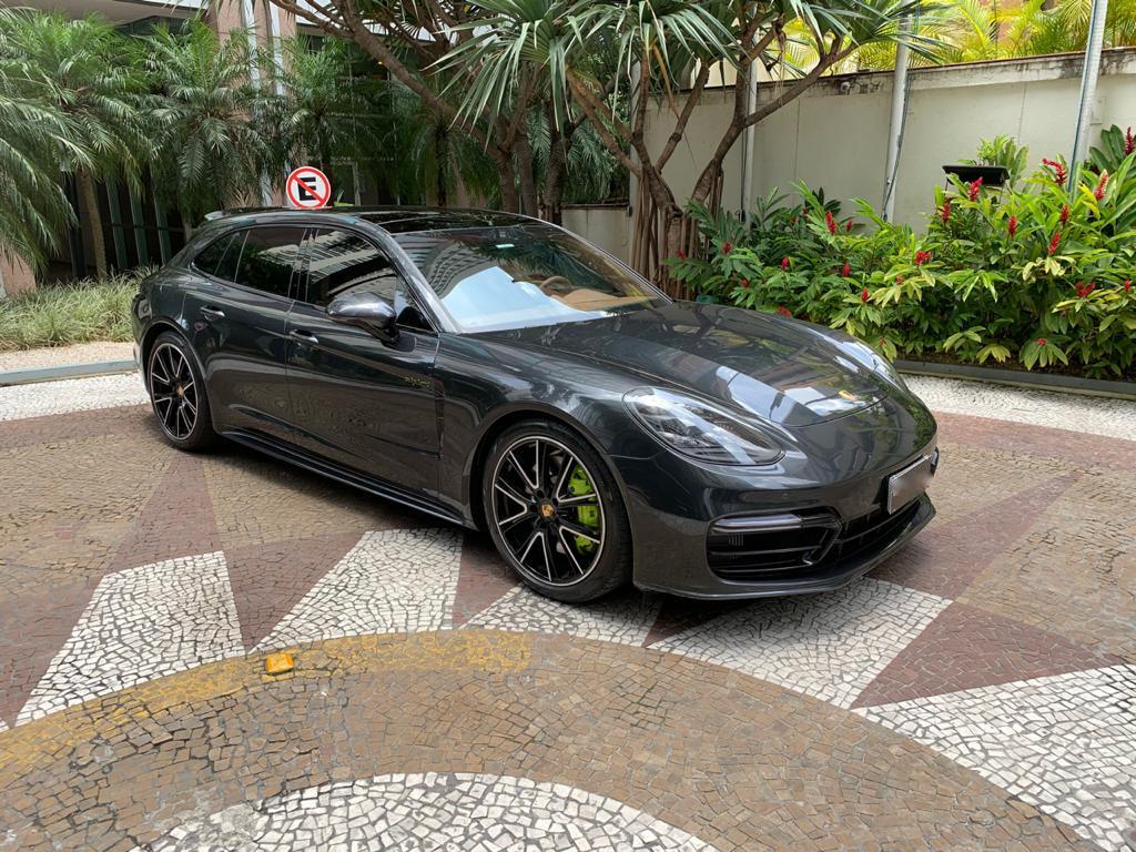 Porsche Panamera 4 E-Hybrid Sport Turismo 2018 em destaque