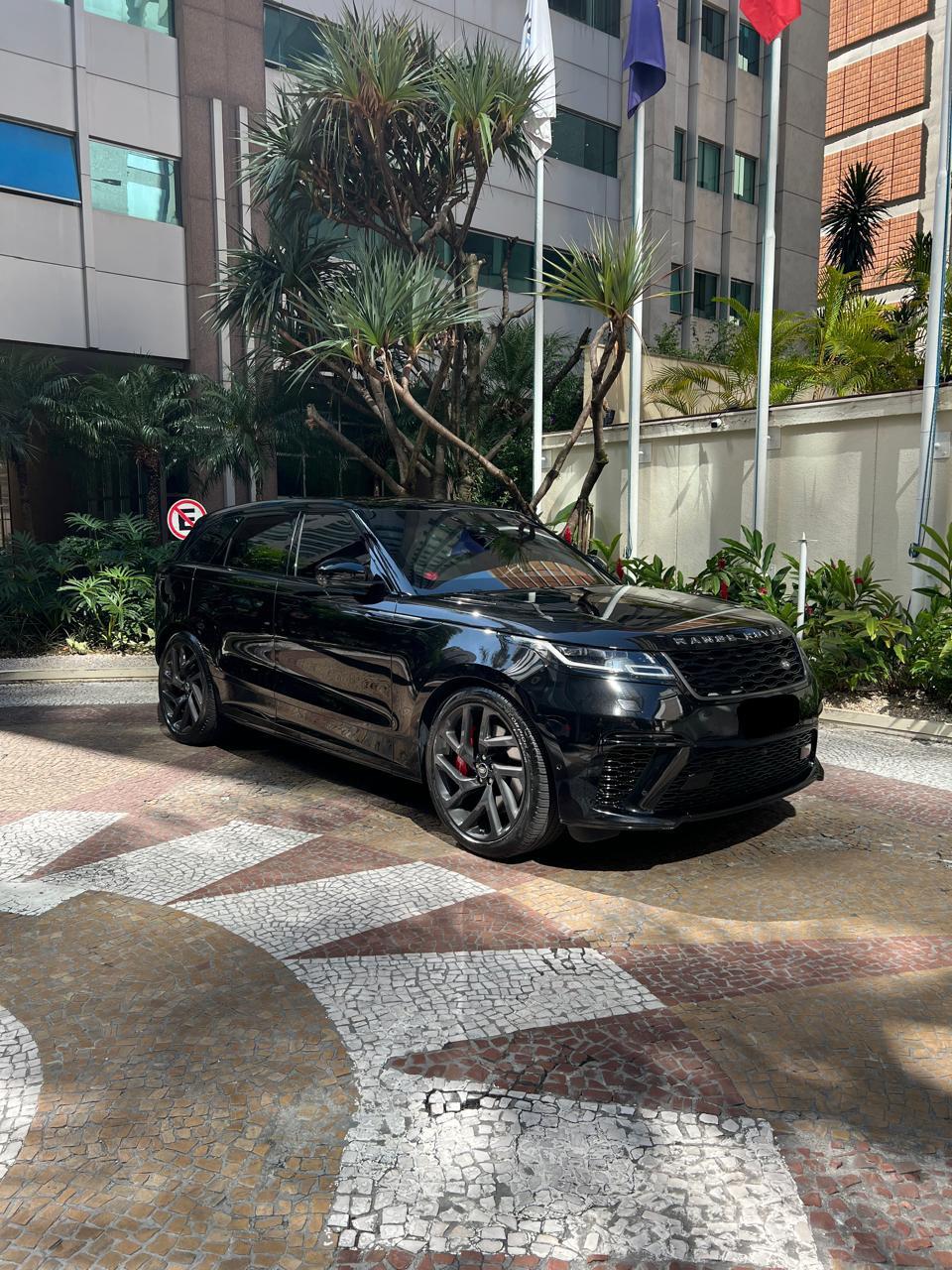 Range Rover Velar SV Autobiography 2020 em destaque