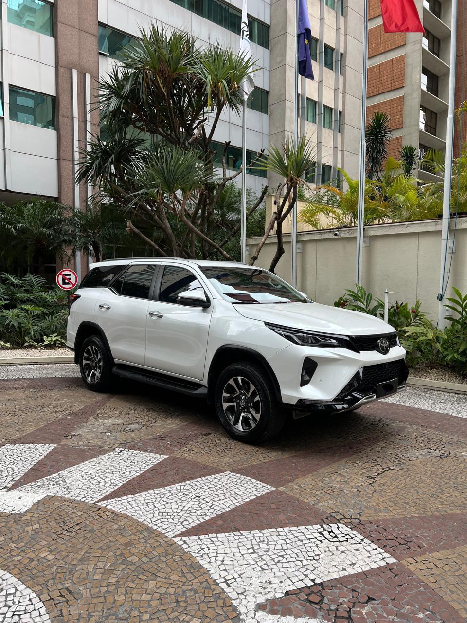 Toyota SW4 SRX 2024 em destaque