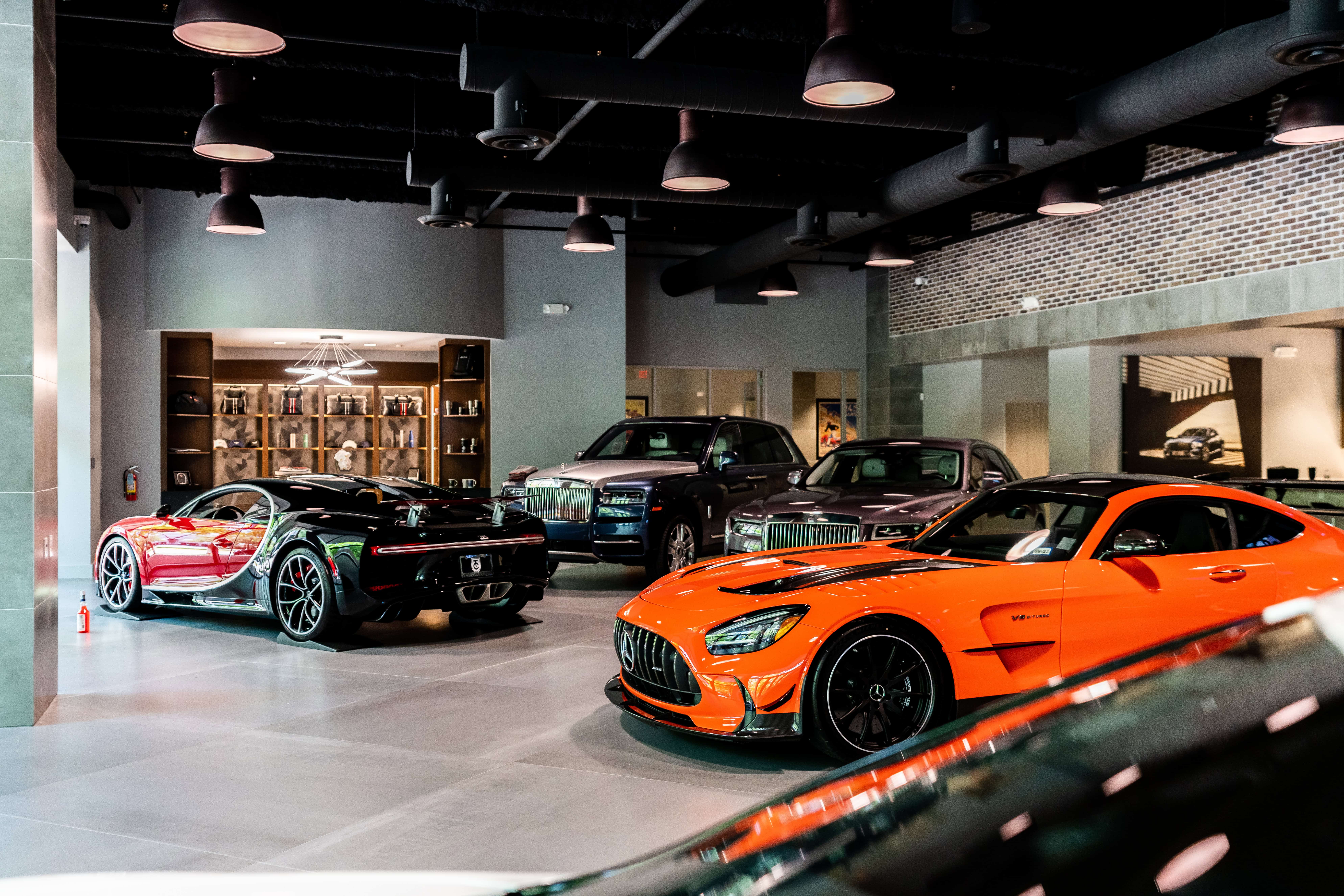 Showroom premium internacional com veículos de alto padrão para seção institucional Borgheti